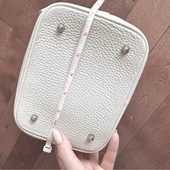 Elegant off White Leather Bucket Tote Bag with silver horse charm - Picture 6 of 13